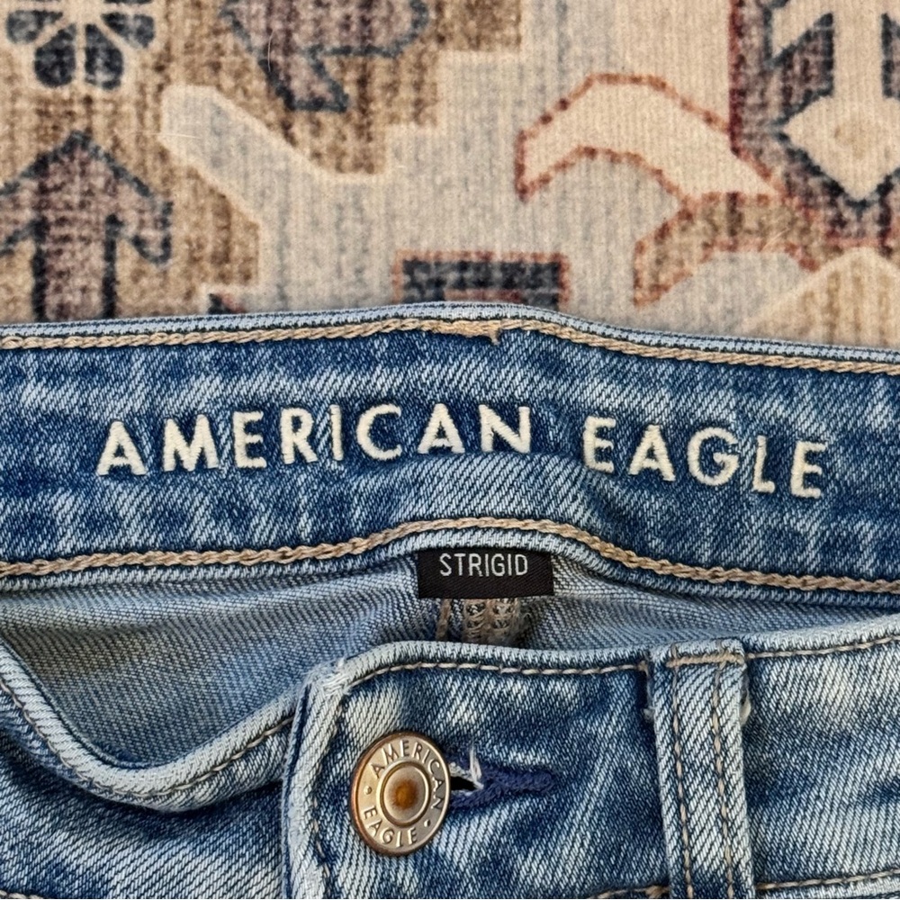 American Eagle Strigid Mom Jeans Distressed High-Waisted Women’s Size 8 Short - Picture 11 of 15